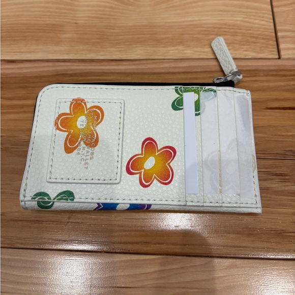 Marc Jacobs Wild Daisy Leather Wallet - Picture 6 of 8